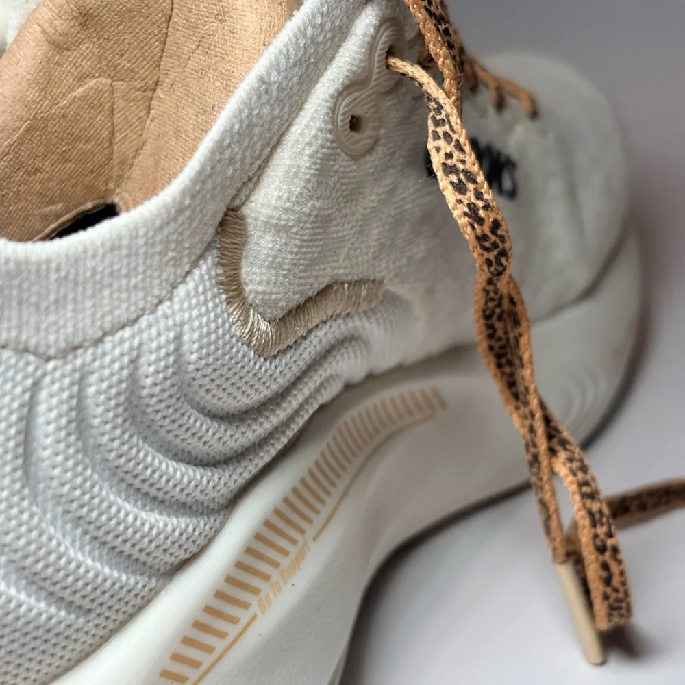 Brand New In Box Brooks Adrenaline GTS 25 Womens Size 7 Cream and Tan Accents - Picture 11 of 15